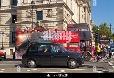 Ein Londoner Taxi und einem alten oben offenen Routemaster Bus von Premium Touren auf die Westminster Bridge Road in London betrieben. Stockfoto