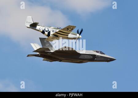 USAF Lockheed Martin F-35A Lightning II fliegen mit der North American P-51D Mustang, "Die Hun Hunter Texas' (N351 MX) Stockfoto