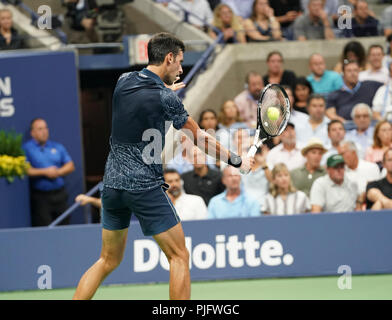 New York, NY - 5. September 2018: Novak Djokovic aus Serbien zurück Kugel während der US Open Viertelfinale 2018 Match gegen John millman von Australien an USTA Billie Jean King National Tennis Center Stockfoto