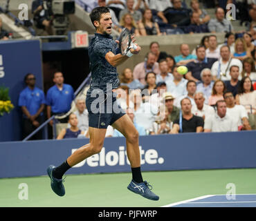 New York, NY - 5. September 2018: Novak Djokovic aus Serbien zurück Kugel während der US Open Viertelfinale 2018 Match gegen John millman von Australien an USTA Billie Jean King National Tennis Center Stockfoto