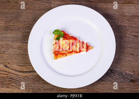 Leckere Pizza assortie mit Würstchen, Pilze und Gemüse Stockfoto