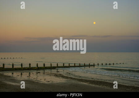 Mond über dem Strand steigende Stockfoto