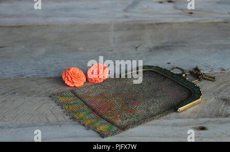 Vintage mesh Geldbörse Mehrfarbig mit Vintage Clip auf orange Ohrringe Stockfoto