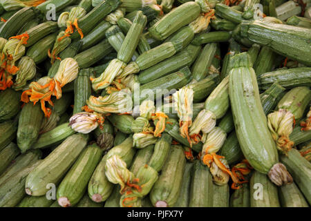 Vouliagmeni Athen Griechenland Samstag Markt Nahaufnahme von Zucchini Stockfoto