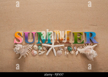 Sommer in bunten Buchstaben geschrieben Dekorieren mit Seestern am Strand mit Kopie Raum Stockfoto