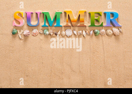 Sommer in bunten Buchstaben geschrieben Dekorieren mit Seestern am Strand mit Kopie Raum Stockfoto