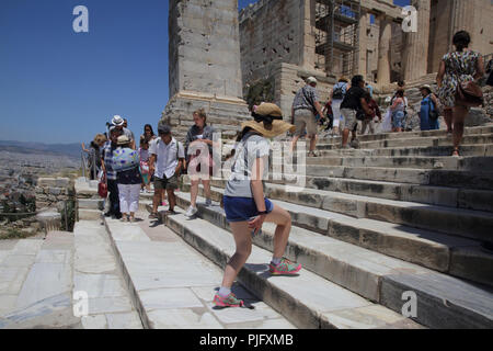 Akropolis Athen Griechenland Touristen Treppensteigen Der Propylaia Stockfoto