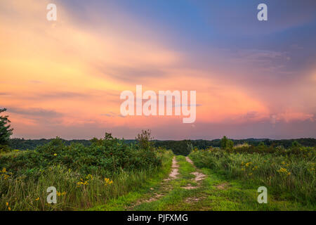 Das Licht der Sonne die Fänge auf Wolken in dieser ländlichen Szene. Stockfoto