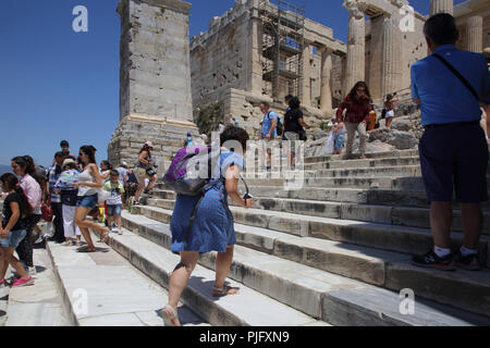 Akropolis Athen Griechenland Touristen Treppensteigen Der Propylaia Stockfoto