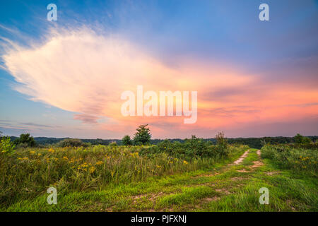 Das Licht der Sonne die Fänge auf Wolken in dieser ländlichen Szene. Stockfoto