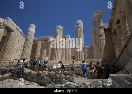 Akropolis Athen Griechenland Touristen am Propylaia Stockfoto