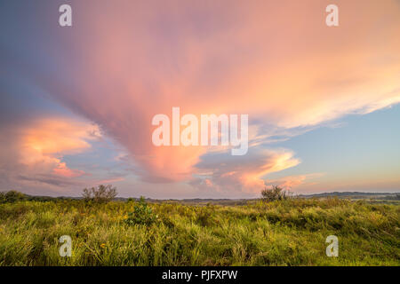 Das Licht der Sonne die Fänge auf Wolken in dieser ländlichen Szene. Stockfoto