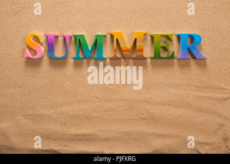 Sommer in bunte Buchstaben auf dem Strand mit Kopie Raum Stockfoto