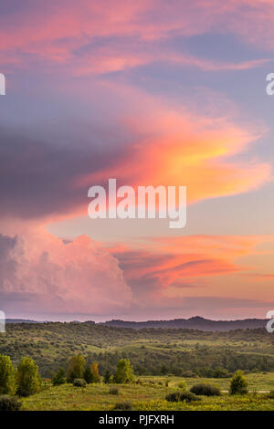 Das Licht der Sonne die Fänge auf Wolken in dieser ländlichen Szene. Stockfoto