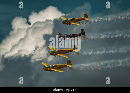 UPPSALA, Schweden, 25 Aug, 2018: Team 50 Display Team mit vier SAAB Safir und Rauch. Bewölkt Hintergrund Stockfoto