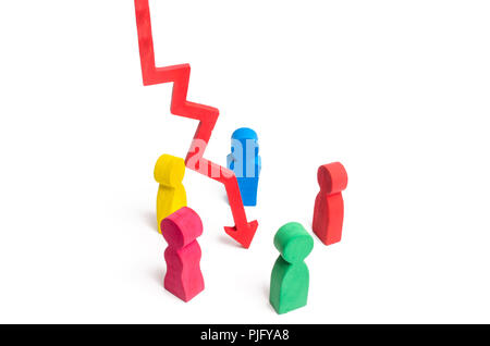 Eine Gruppe von bunten Menschen stehen in einem Kreis um den roten Pfeil nach unten. Analyse der Situation und Lösung des Problems. Sinkende Umsätze und q Stockfoto