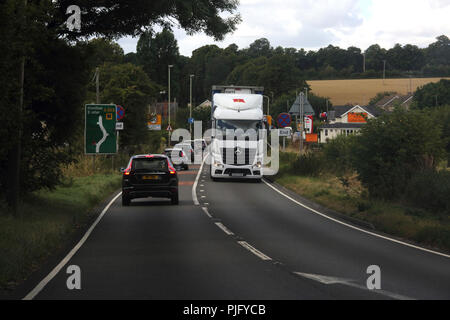Winterbourne Stoke Wiltshire England Heavy Traffic auf einer 303 geht durch das Dorf Stockfoto