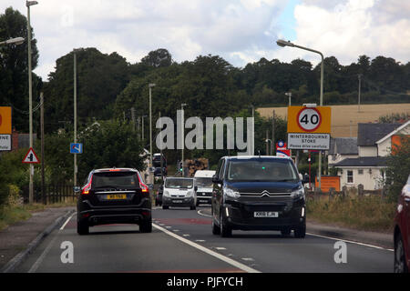 Winterbourne Stoke Wiltshire England Heavy Traffic auf einer 303 geht durch das Dorf Stockfoto