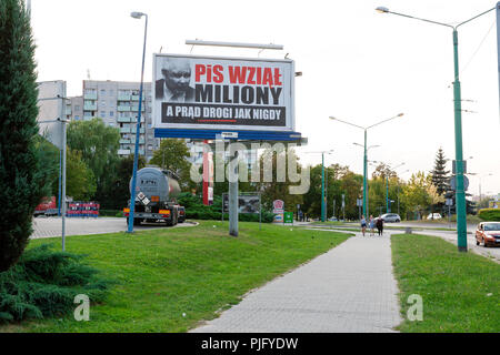 Reklametafeln kritisiert die derzeit herrschenden in Polen politische Partei PiS (Recht und Gerechtigkeit) mit Gesicht der Vorsitzende Jaroslaw Kaczynski. Tychy, Polen Stockfoto