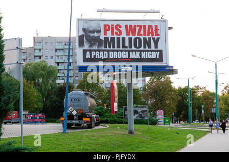 Reklametafeln kritisiert die derzeit herrschenden in Polen politische Partei PiS (Recht und Gerechtigkeit) mit Gesicht der Vorsitzende Jaroslaw Kaczynski. Tychy, Polen Stockfoto