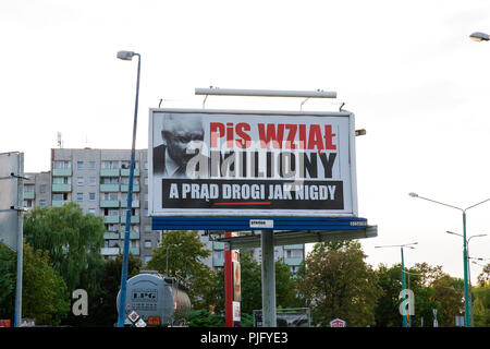 Reklametafeln kritisiert die derzeit herrschenden in Polen politische Partei PiS (Recht und Gerechtigkeit) mit Gesicht der Vorsitzende Jaroslaw Kaczynski. Tychy, Polen Stockfoto