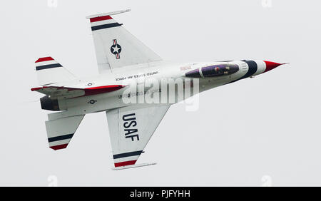 F-16 Fighting Falcon, Präzision Formationsflug von der US Air Force Thunderbirds Stockfoto
