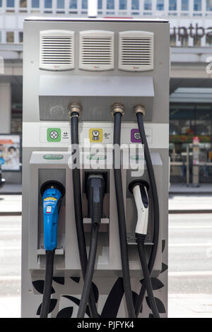 Ladestation für Elektrofahrzeuge, FastE, mit Kabel und Stecker für verschiedene Modelle, die in der Zentrale in Essen. Stockfoto