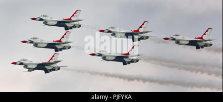 F-16 Fighting Falcon, Präzision Formationsflug von der US Air Force Thunderbirds Stockfoto