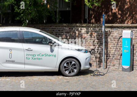 Elektroauto an eine Ladestation in Xanten, NRW, Deutschland, eCar-sharing Fahrzeug von Innogy, Stockfoto