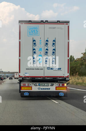 Autobahn A3, in der Nähe von Frankfurt, Lkw mit Werbung für die Rettung Lane auf der Stern der Aufleger, Deutschland Stockfoto