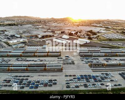 Luftaufnahme von der Ford Motor Company Automotive Company in Hermosillo, Sonora Mexico. Hunderte von neuen Autos.. Trasnport. Auto Stockfoto