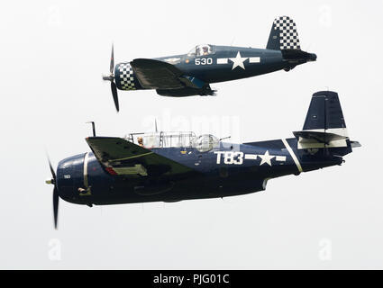 Grumman TBF-3 Avenger und Vought F-4U Corsair Bildung bei der Donner fliegen über Michigan air show Stockfoto