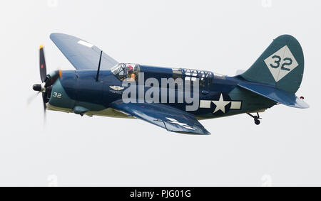 Curtiss SB2C Helldiver am Donner fliegen über Michigan air show Stockfoto