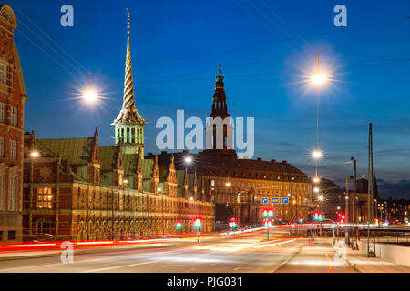 Boersen und Christiansborg in Kopenhagen, Dänemark. Stockfoto