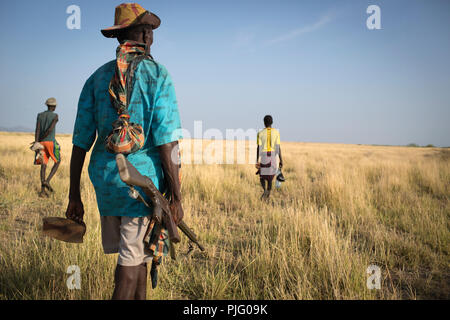 Ein bewaffneter Mann in einem Feld in Turkana, Nordkenia, November 4, 2018. Stockfoto