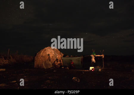 Ein turkana Familie vorbereiten Abendessen am Ende des Tages durch ihre Heimat, Turkana, Nordkenia, 6. November 2012 Stockfoto