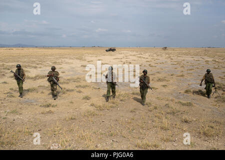 Kenianische Soldaten patrouillieren, einer Region in Turkana, Nordkenia, 5. November 2012 Stockfoto