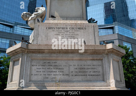 Basis von Christopher Columbus Statue in Columbus Circle in New York City, mit Tauben Stockfoto