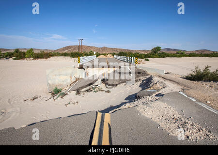 Ausgewaschen Flut Autobahn Straße und Brücke in der Mojave Wüste in der Nähe von Barstow, Kalifornien beschädigt. Stockfoto