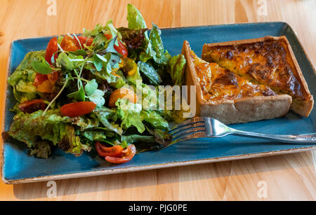 Ein Spinat und Champignons Quiche mit gemischter Salat Stockfoto