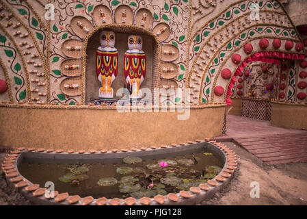 Inneneinrichtung, Dekoration, Durga Puja, pandal, einem Wettbewerb für Kunst, Kulturerbe, Ritual, zwei hölzerne Eulen, symbolisieren, happey Omen, Kolkata, Indien. Stockfoto