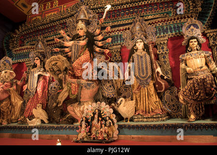 Erbe, eine Diele, großes Modell aus Ton der Göttin Durga, ihre Ehefrauen, ein Miniaturmodell, entlang der Seite, angezeigt, für die öffentliche Ansicht, Kolkata, Indien. Stockfoto