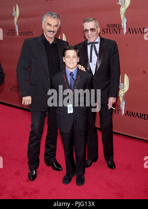 Burt Reynold und Sohn Hal Needham an der ersten World Stunt Awards am Barker Hangar Ankunft in Santa Monica Airport in Los Angeles 5/20/2001 © tsuni - ReynoldB Sohn NeedhamH 01. JPGReynoldB Sohn NeedhamH 01 Veranstaltung in Hollywood Leben - Kalifornien, Red Carpet Event, USA, Filmindustrie, Prominente, Fotografie, Bestof, Kunst, Kultur und Unterhaltung, Topix prominente Mode, Besten, Hollywood Leben, Event in Hollywood Leben - Kalifornien, Film stars, Kunst, Kultur und Unterhaltung, vertikal, Stockfoto