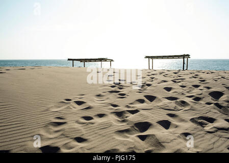 Fuß druckt auf dem sandigen Strand in der Nähe von Vichayito Mancora Strand Stadt, Region Piura, Peru. Aug 2018 Stockfoto