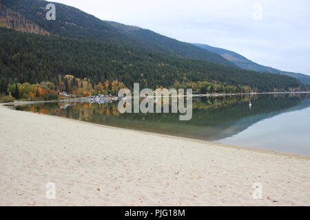 Kootenay See im Herbst Stockfoto