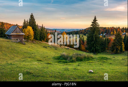 Verlassen in Dorf Stadtrand werfen. schönen tiefen Herbst Landschaft in den Bergen bei Sonnenuntergang mit herrlichen Himmel Stockfoto