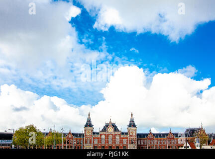 Amsterdam Centraal Bahnhof städtische Architektur Querformat Stockfoto