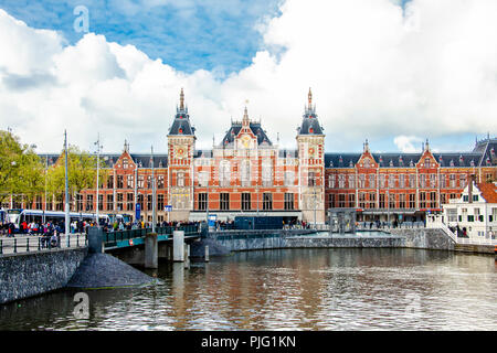 Amsterdam Centraal Bahnhof städtische Architektur Querformat Stockfoto