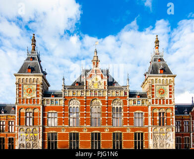 Amsterdam Centraal Bahnhof städtische Architektur Querformat Stockfoto