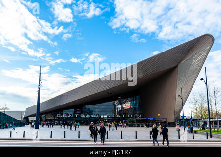 ROTTERDAM, Niederlande - 15 April 2017: Rotterdam Centraal Bahnhof moderne Architektur Querformat mit Pendler Stockfoto